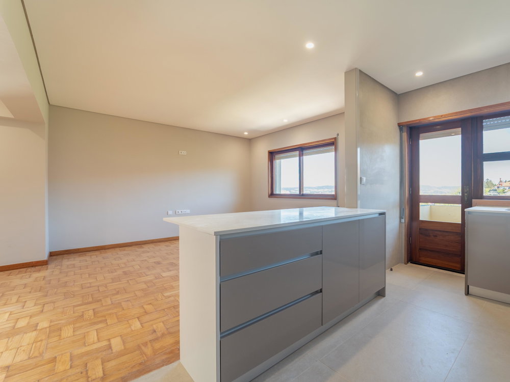 3 bedroom flat on Avenida da República 701650095