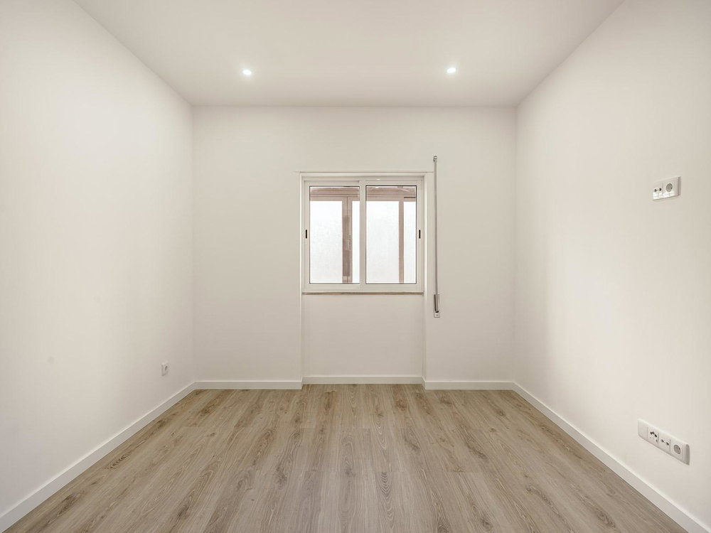 2 bedroom flat in Barreiro, renovated, with sunroom and double glazing