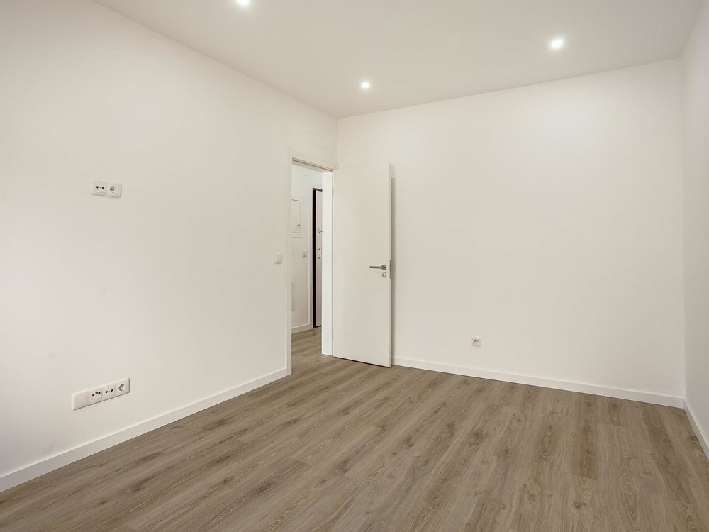 2 bedroom flat in Barreiro, renovated, with sunroom and double glazing