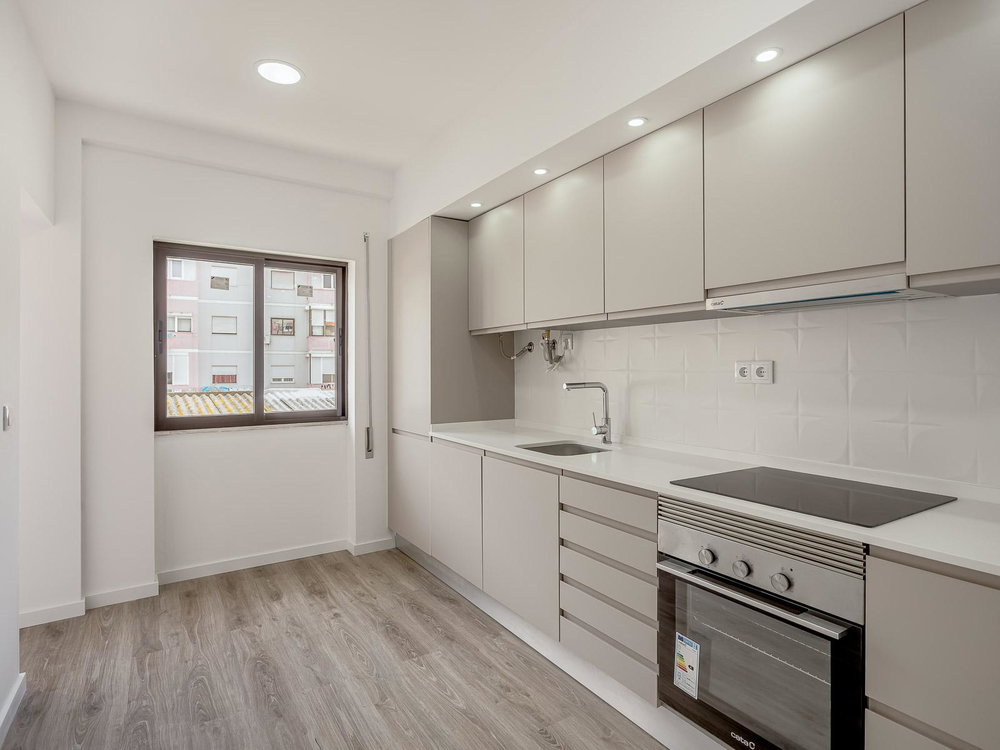 2 bedroom flat in Barreiro, renovated, with sunroom and double glazing