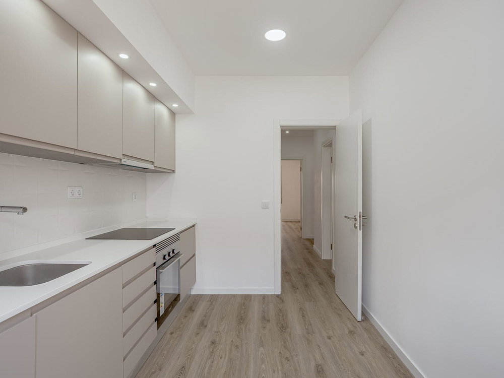 2 bedroom flat in Barreiro, renovated, with sunroom and double glazing