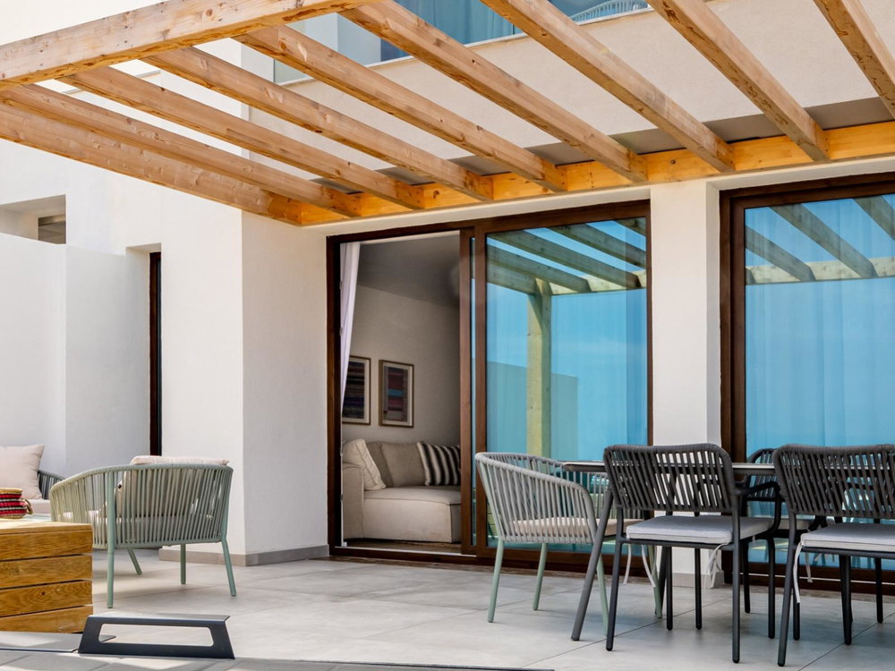3 bedroom flat in fractional property, with deck and pool, close to the beach