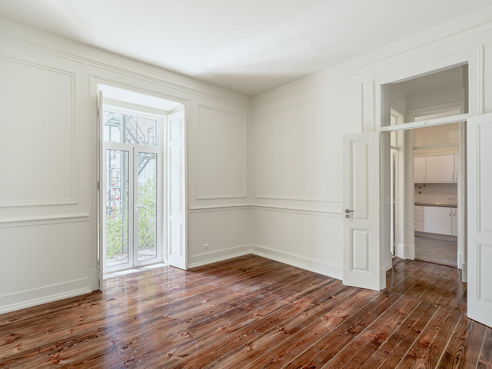 4 bedroom flat with balcony in Campo de Ourique