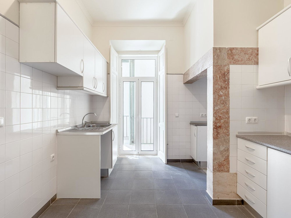 4 bedroom flat, with balcony, in Campo de Ourique