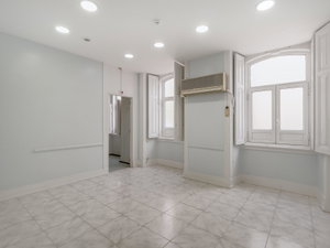 2+2 bedroom flat in the centre of Lisbon, next to the metro, to renovate 394140549