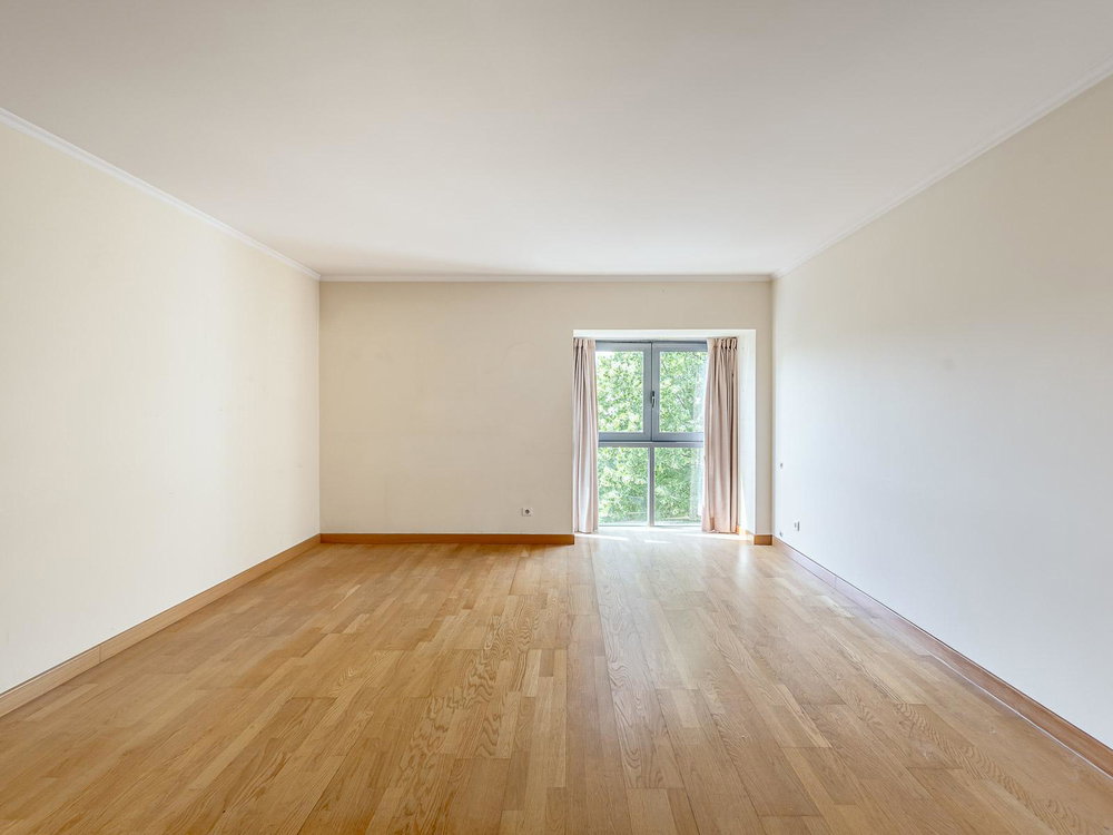 3 bedroom flat with parking and storage room, in Campolide 3463985815