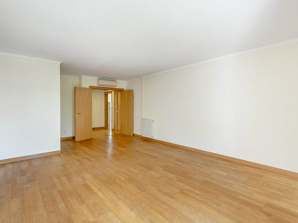 3 bedroom flat with parking and storage room, in Campolide 3463985815