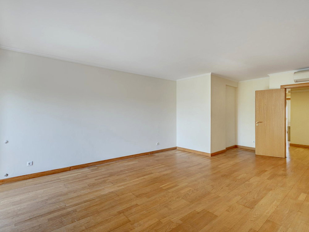 3 bedroom flat with parking and storage room, in Campolide 3463985815