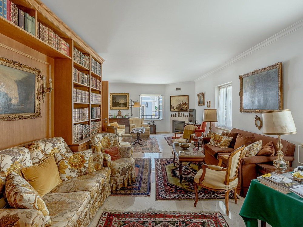 4 bedroom villa in Paço de Arcos with 4 Car Garage and Attic