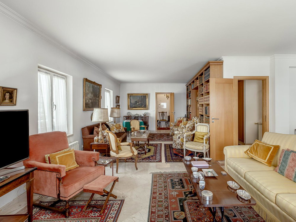 4 bedroom villa in Paço de Arcos with 4 Car Garage and Attic