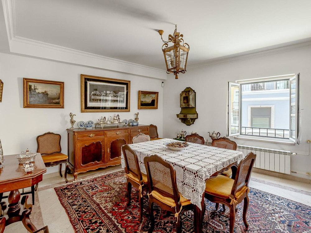 4 bedroom villa in Paço de Arcos with 4 Car Garage and Attic