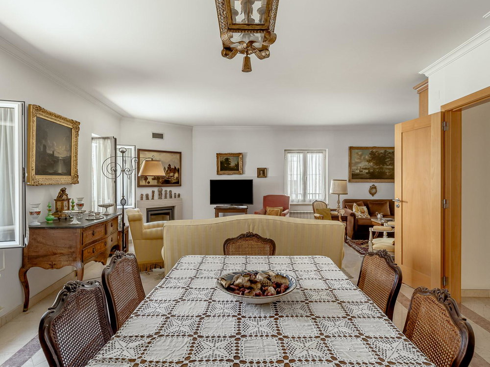 4 bedroom villa in Paço de Arcos with 4 Car Garage and Attic