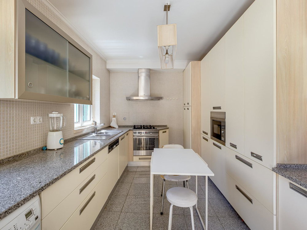 4 bedroom villa in Paço de Arcos with 4 Car Garage and Attic