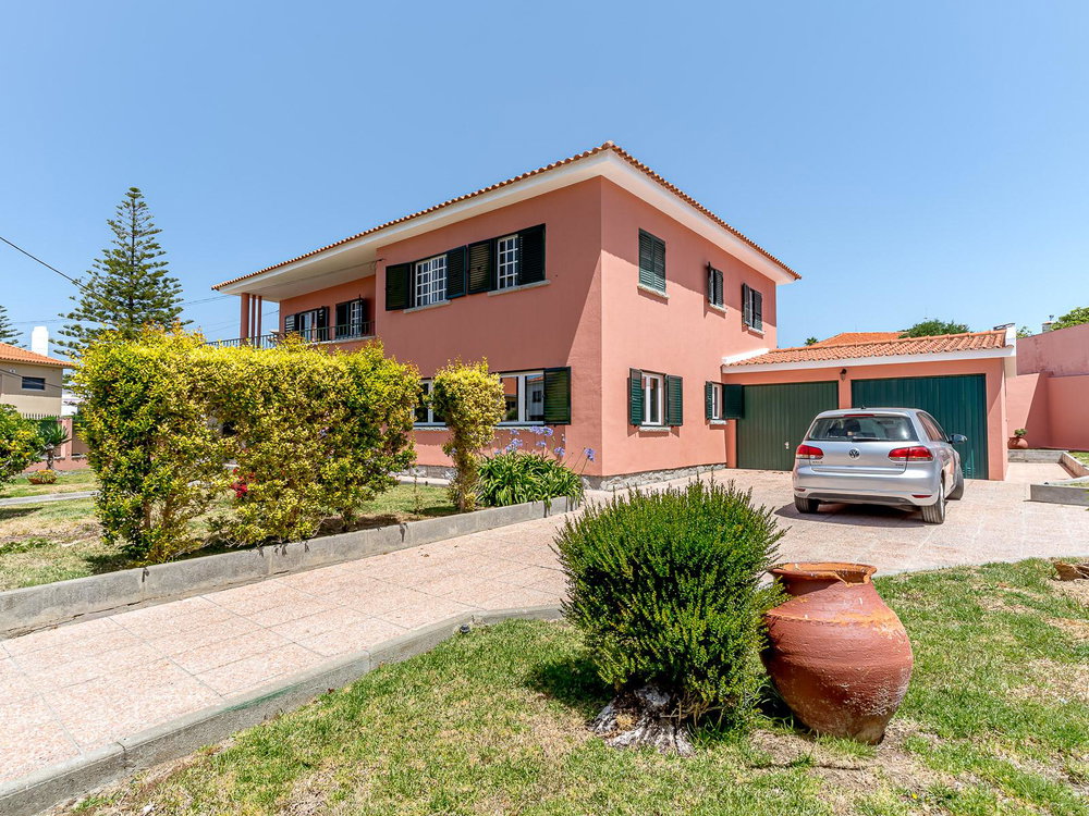 Detached 8 bedroom villa, with garden and swimming pool in the centre of Parede 2515060537