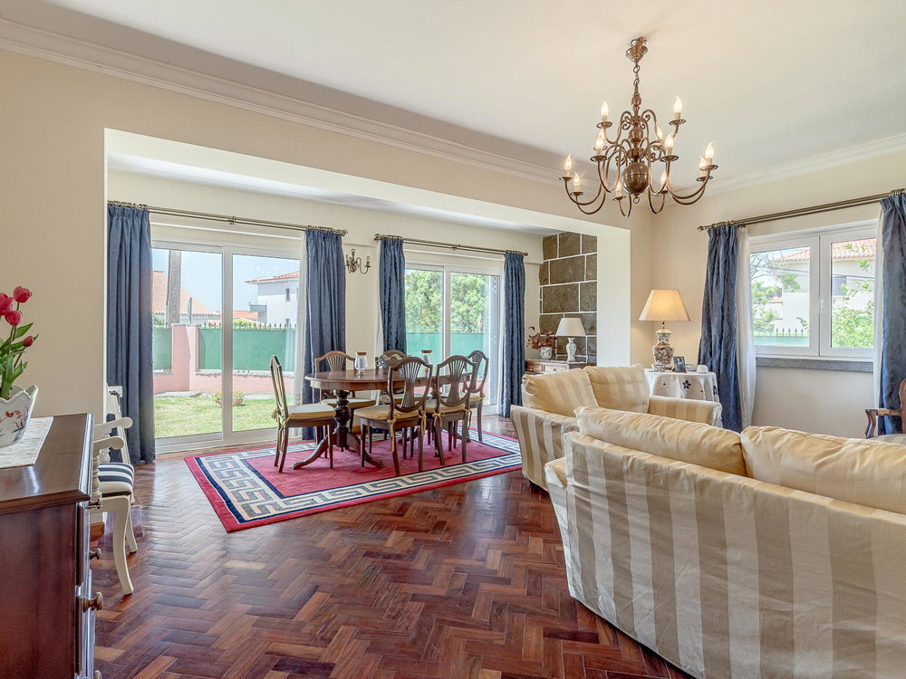 Detached 8 bedroom villa, with garden and swimming pool in the centre of Parede 2515060537