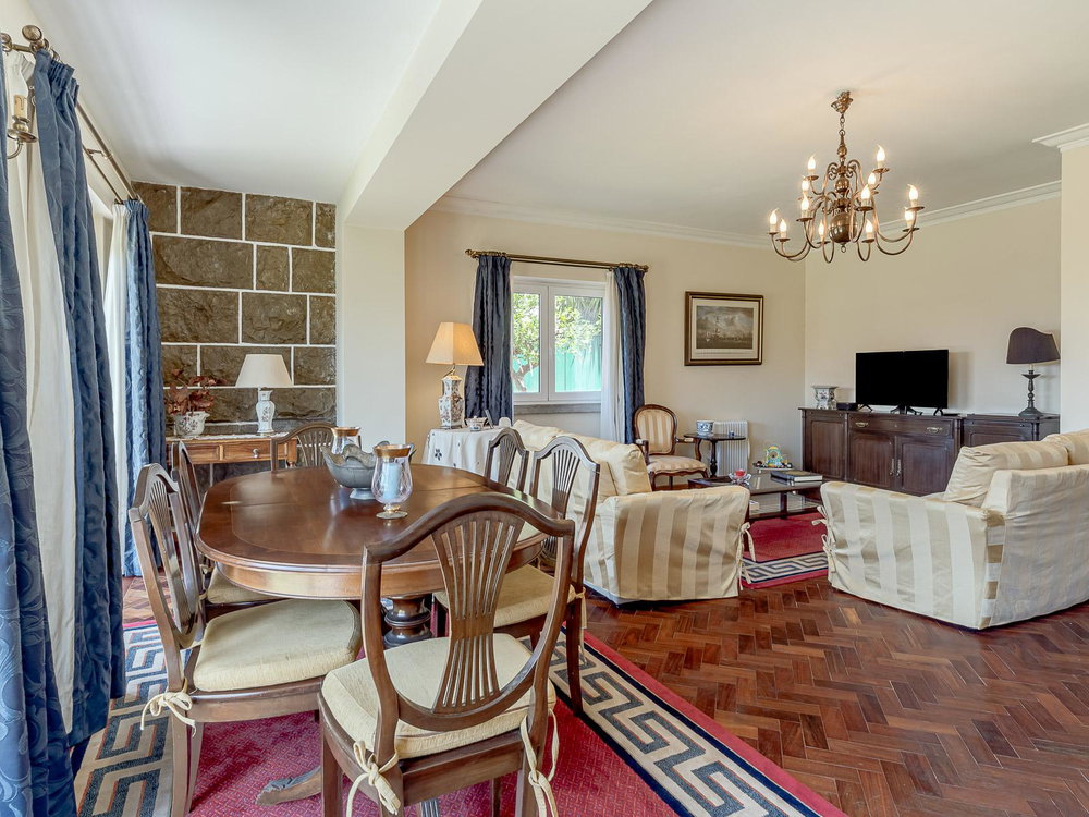 Detached 8 bedroom villa, with garden and swimming pool in the centre of Parede 2515060537