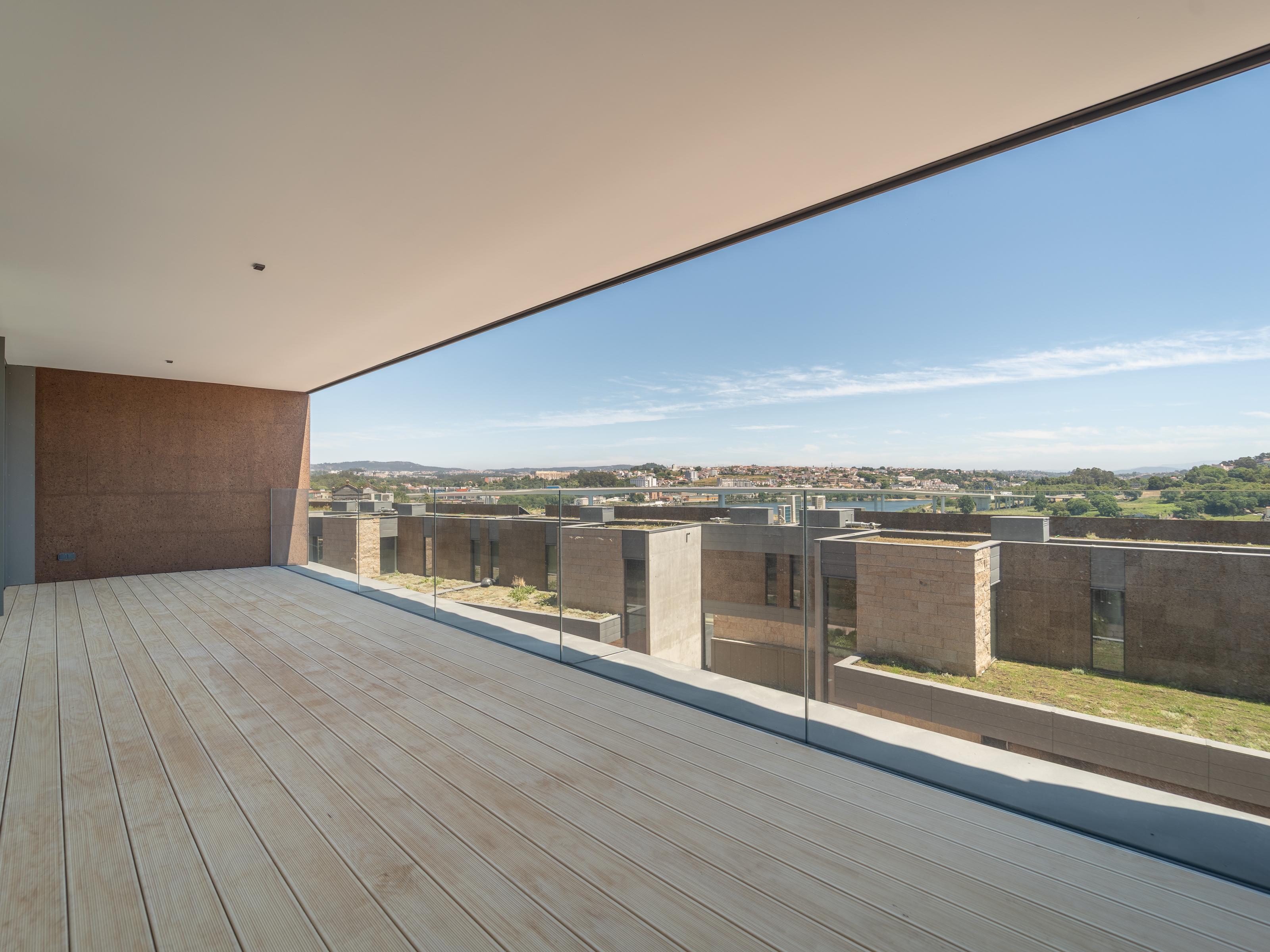 3+1 bedroom flat with balcony facing the Douro River