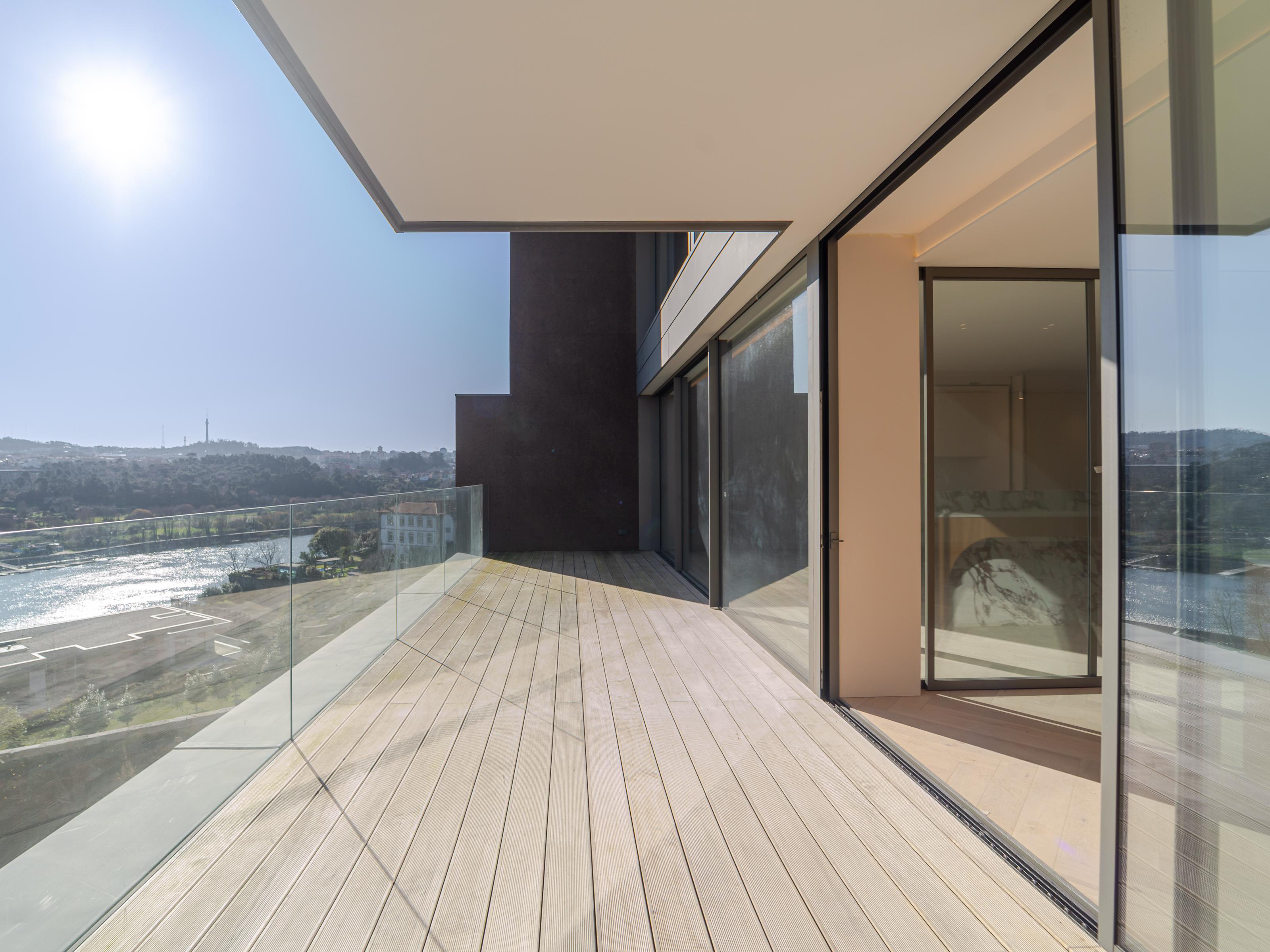 4+1 bedroom flat with balcony facing the Douro River