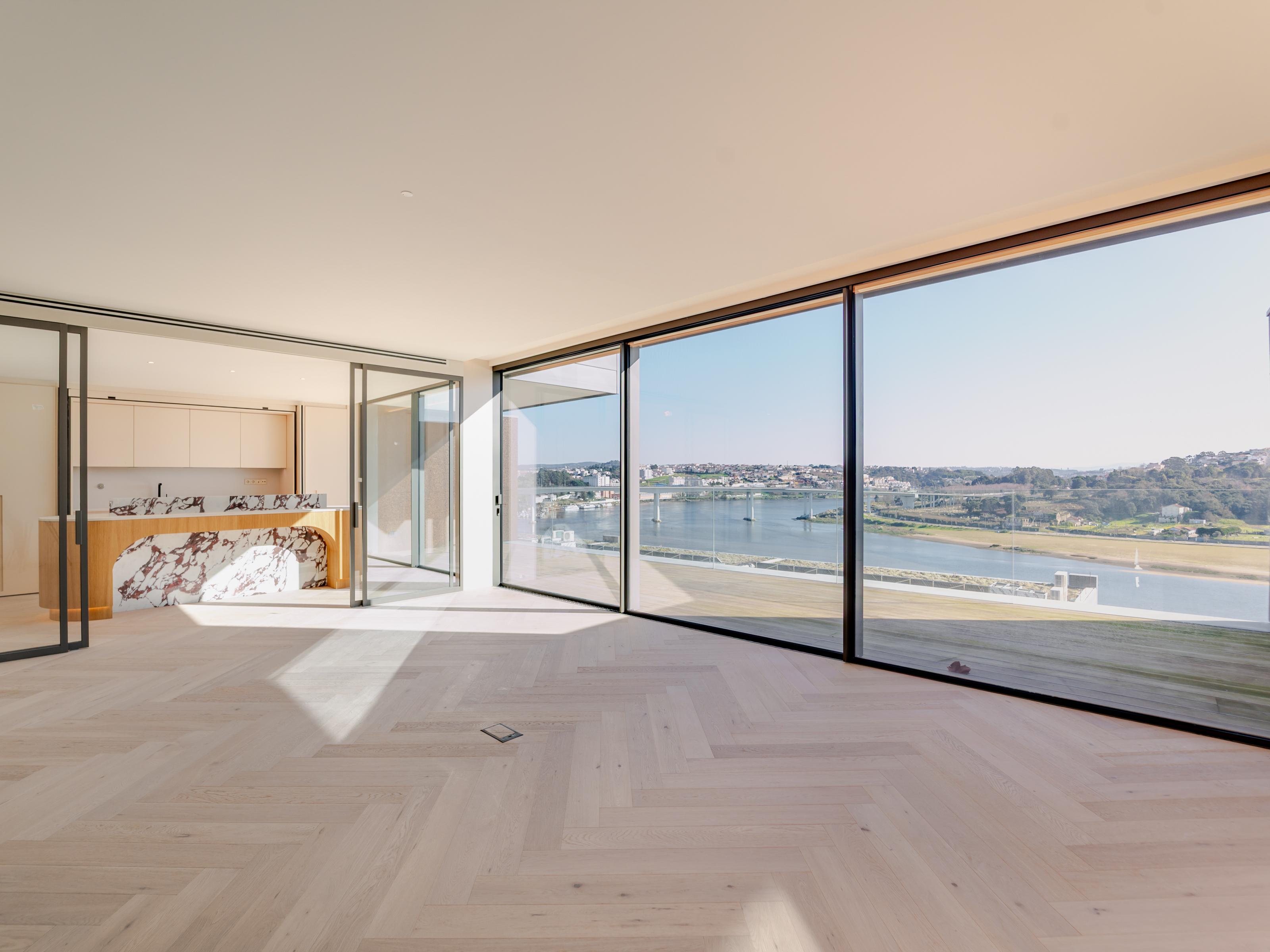 5 bedroom flat with balcony in front of the Douro River
