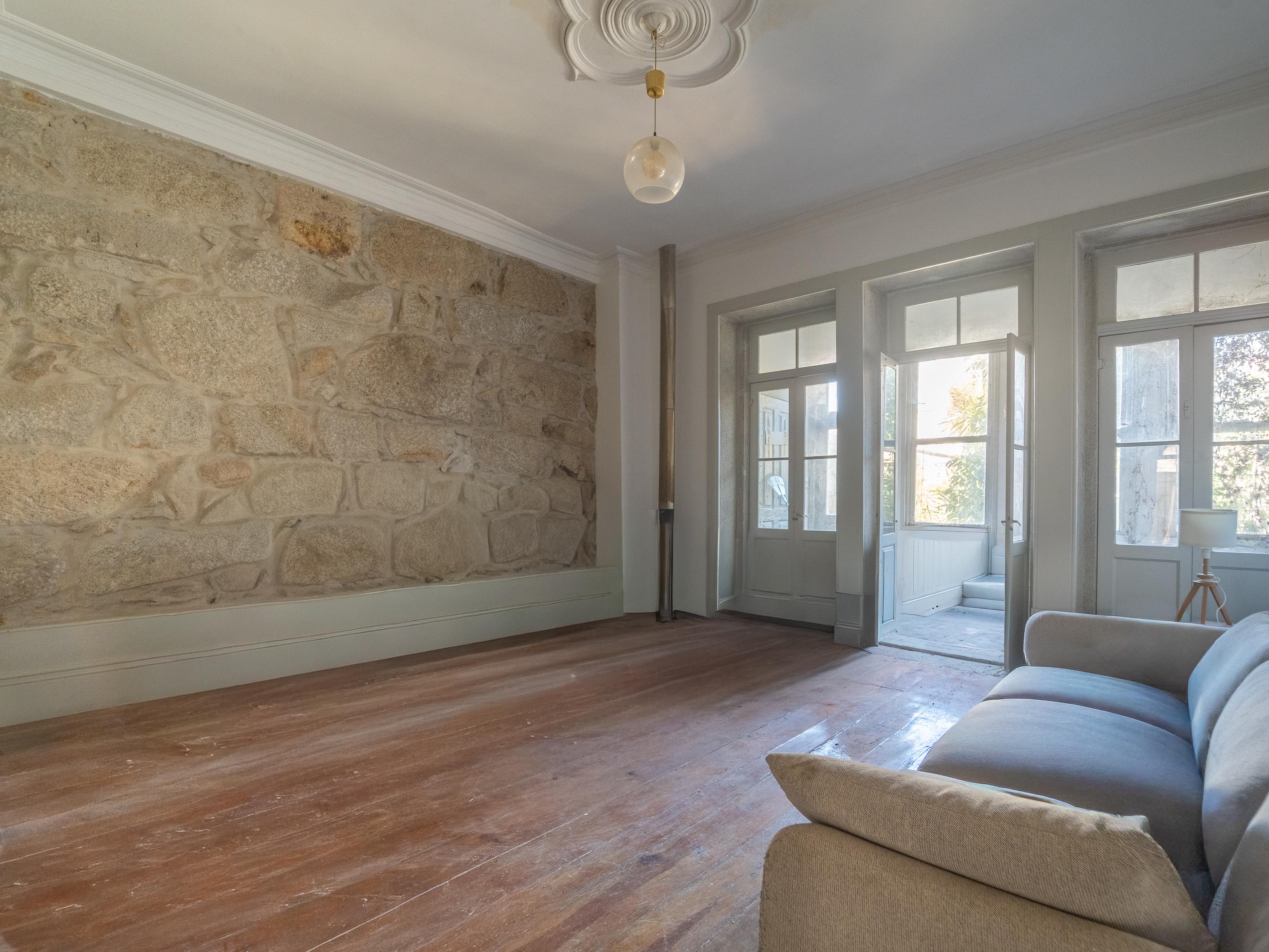House with garden and approved project in Rua do Bonjardim