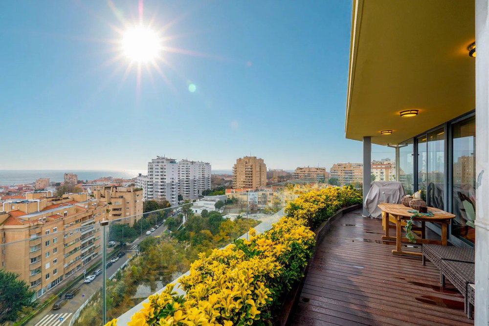 6 Bedroom Top Floor Apartment with River and Sea Views