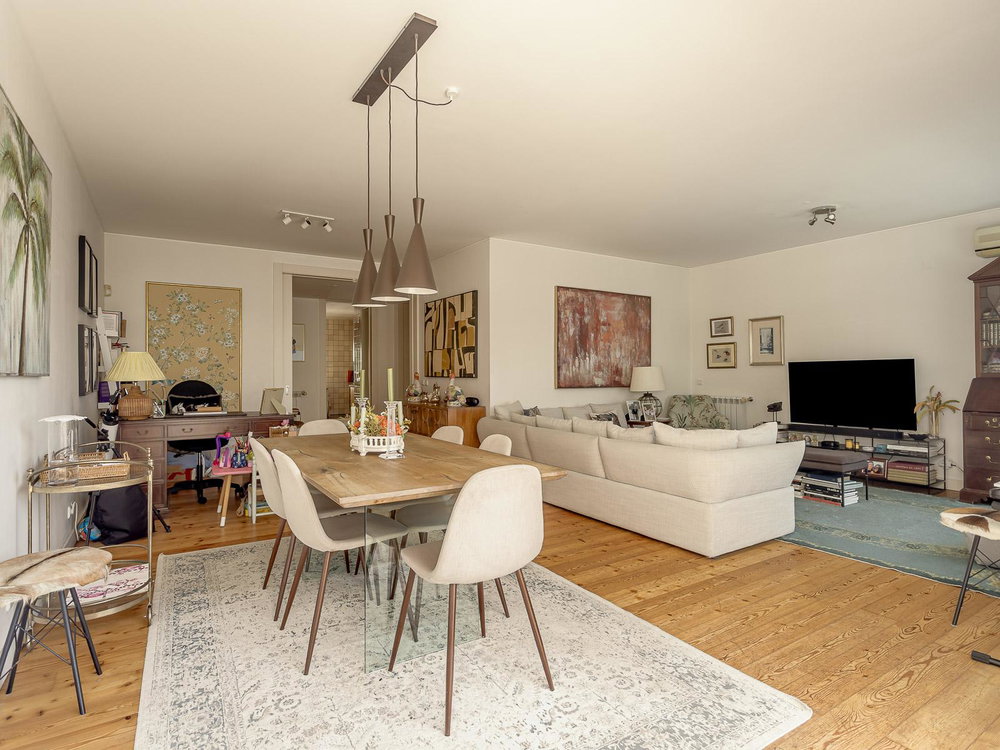 3-bedroom apartment with 191 m² in Estrela, Lisbon, featuring generous space and an excellent location.