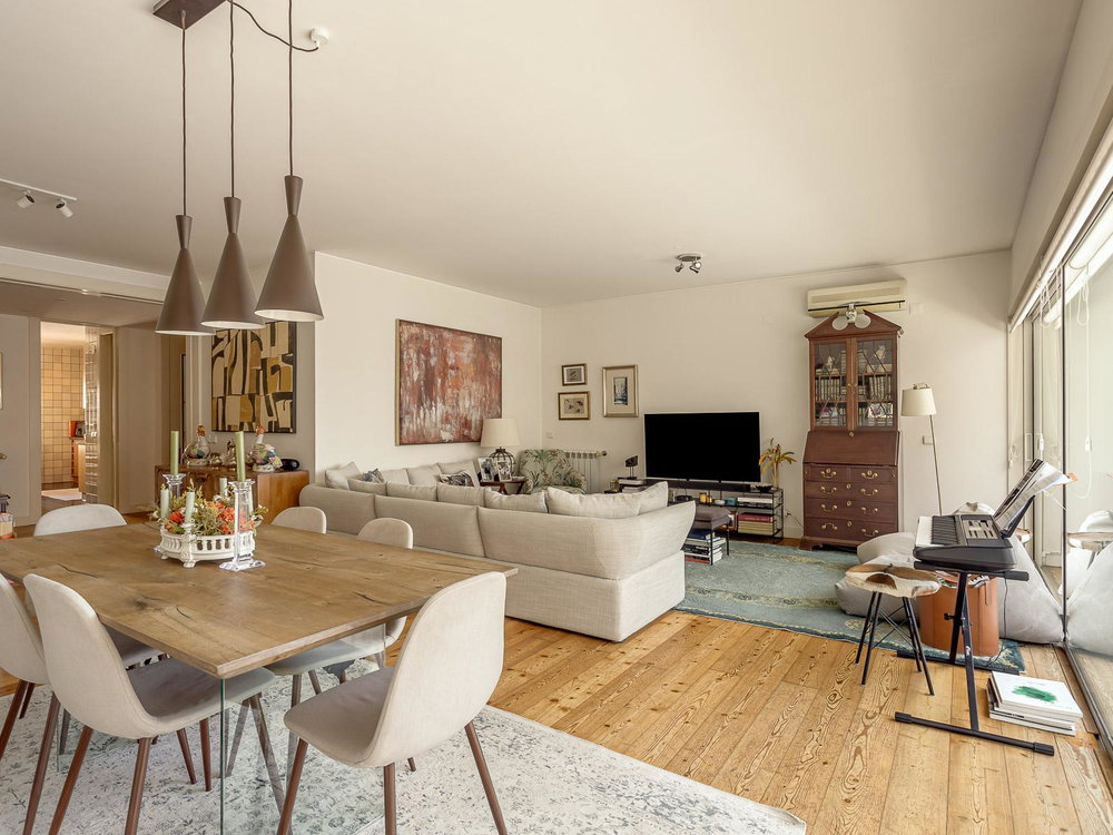 3-bedroom apartment with 191 m² in Estrela, Lisbon, featuring generous space and an excellent location.