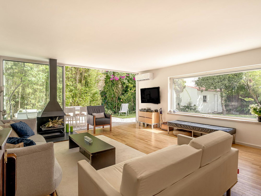 4 bedroom triplex villa with garden and garage, in Lapa, Lisbon