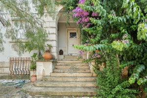 7 bedroom villa with 3 floors located in Restelo