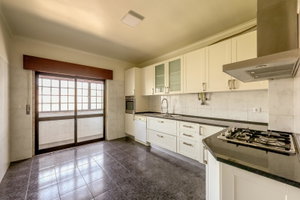 4 bedroom flat in Carnaxide with parking and storage room 3502346738