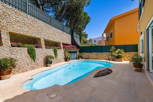 4 + 1 bedroom villa with garden, pool and garage in Estoril
