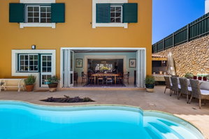 4 + 1 bedroom villa with garden, pool and garage in Estoril