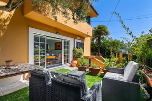 4 + 1 bedroom villa with garden, pool and garage in Estoril