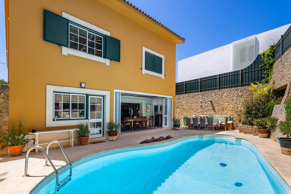 4 + 1 bedroom villa with garden, pool and garage in Estoril