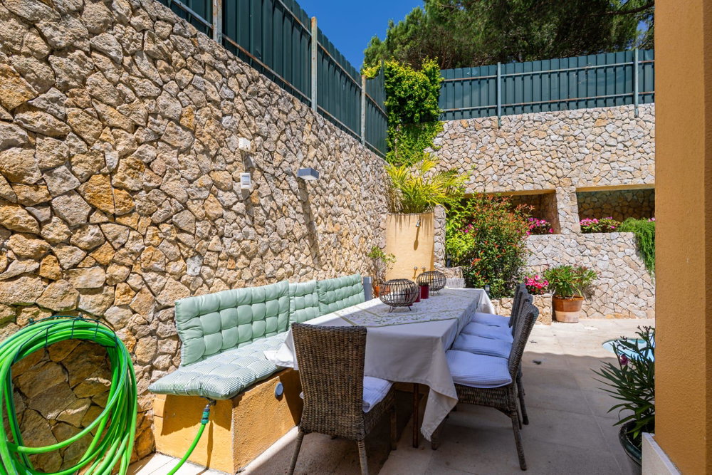 4 + 1 bedroom villa with garden, pool and garage in Estoril