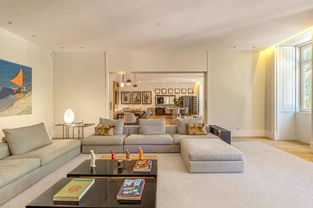 6 bedroom duplex flat with balconies and parking on Av. of Liberty