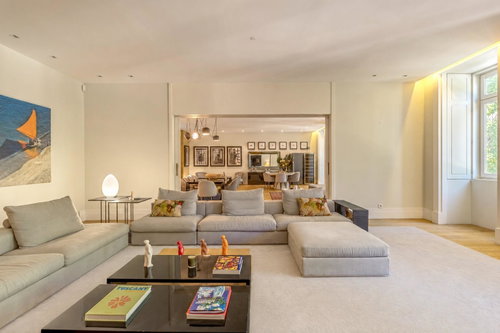 6 bedroom duplex flat with balconies and parking on Av. of Liberty