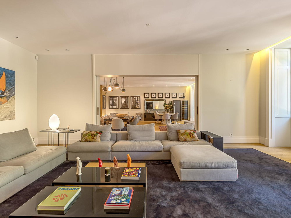 6 bedroom duplex flat with balconies and parking on Av. of Liberty