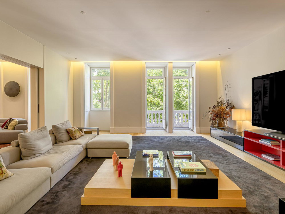 6 bedroom duplex flat with balconies and parking on Av. of Liberty