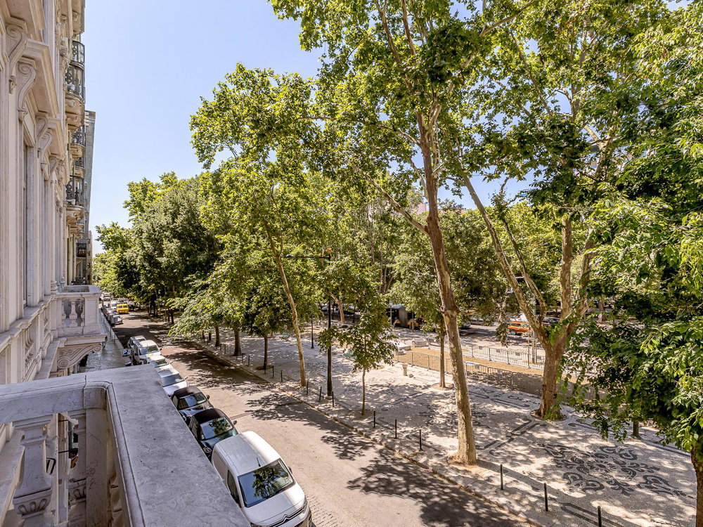 6 bedroom duplex flat with balconies and parking on Av. of Liberty