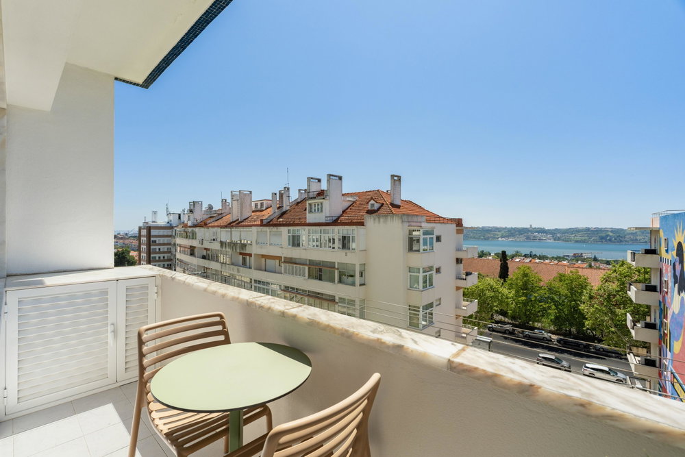 2 bedroom flat, with balcony and river view, in Restelo, Lisbon