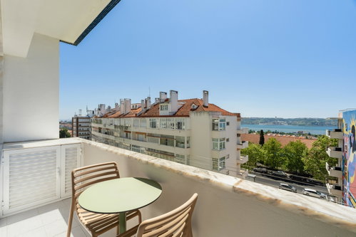 2 bedroom flat, with balcony and river view, in Restelo, Lisbon