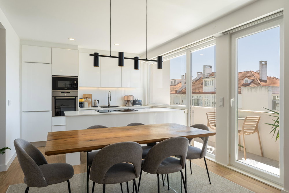 2 bedroom flat, with balcony and river view, in Restelo, Lisbon