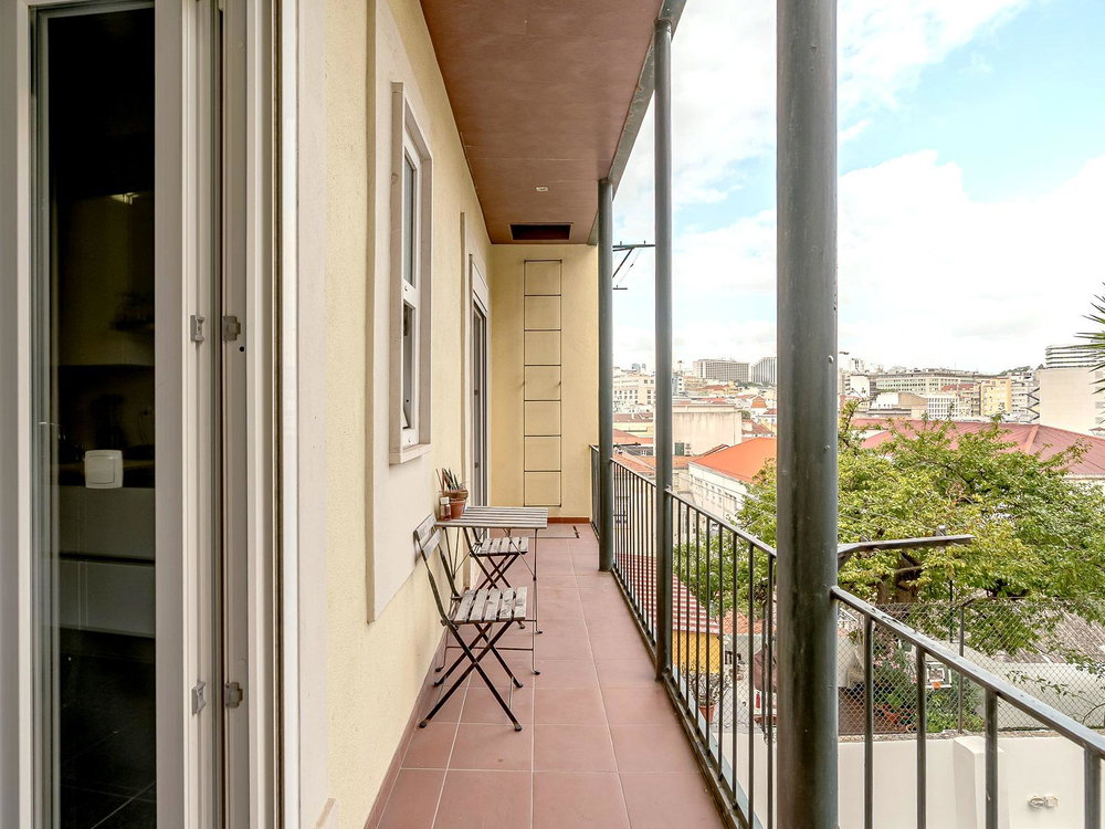 3-bedroom apartment renovated with garage and balcony in Santo António, Lisbon.