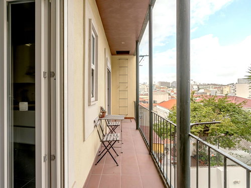3-bedroom apartment renovated with garage and balcony in Santo António, Lisbon.