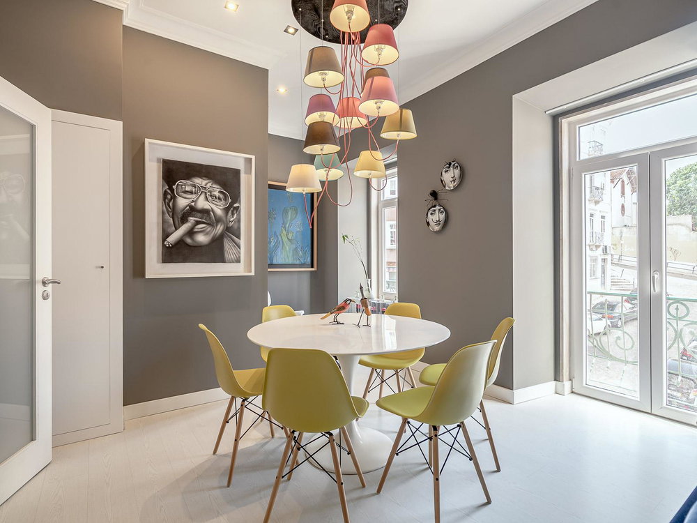 3-bedroom apartment renovated with garage and balcony in Santo António, Lisbon.