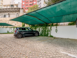 3-bedroom apartment renovated with garage and balcony in Santo António, Lisbon.