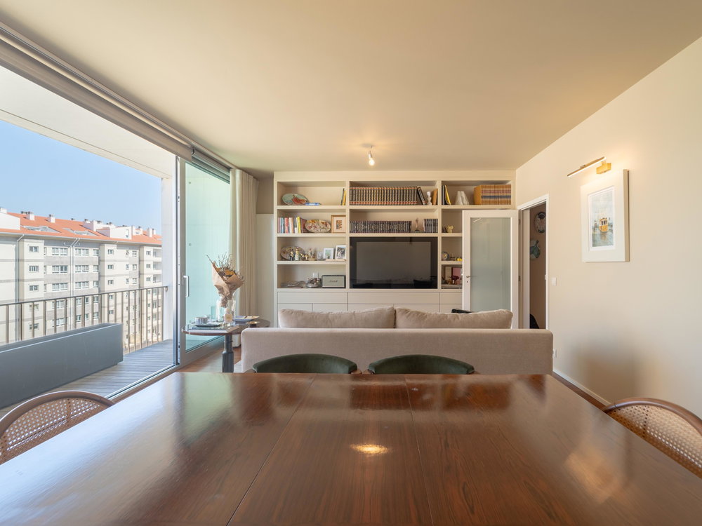 2 bedroom flat with balconies and garage