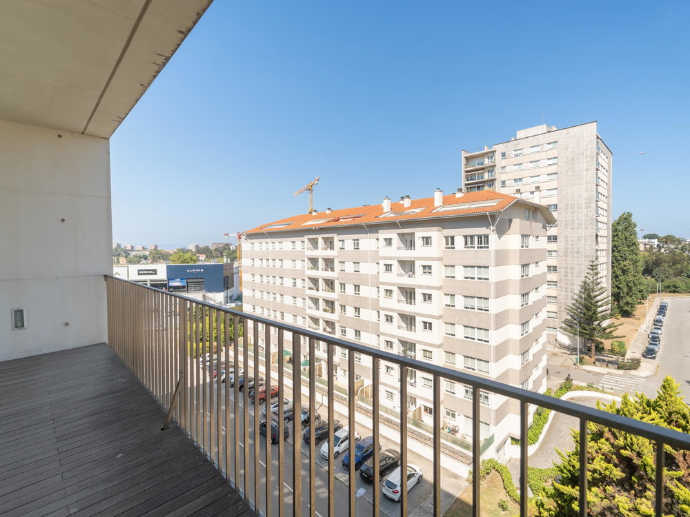2 bedroom flat with balconies and garage