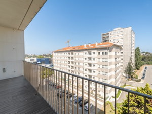 2 bedroom flat with balconies and garage
